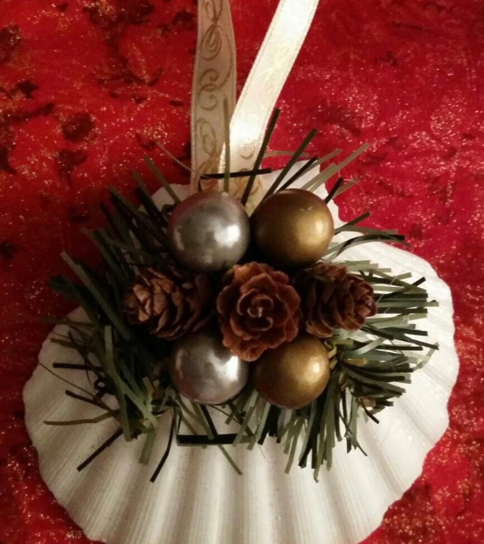 Clam Shell With Island Straw Christmas Ornament I Coastal Christmas Ornament I Scallop Clam With Silver Palm Bow Ornament I Seashell Christmas Ornament